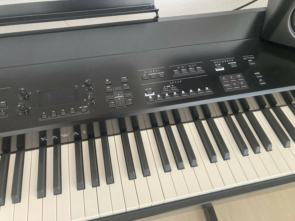 Piano de escenario Kawai MP11SE teclado de madera de segunda mano · Foto 4 de 7 · Almería · 2150 €