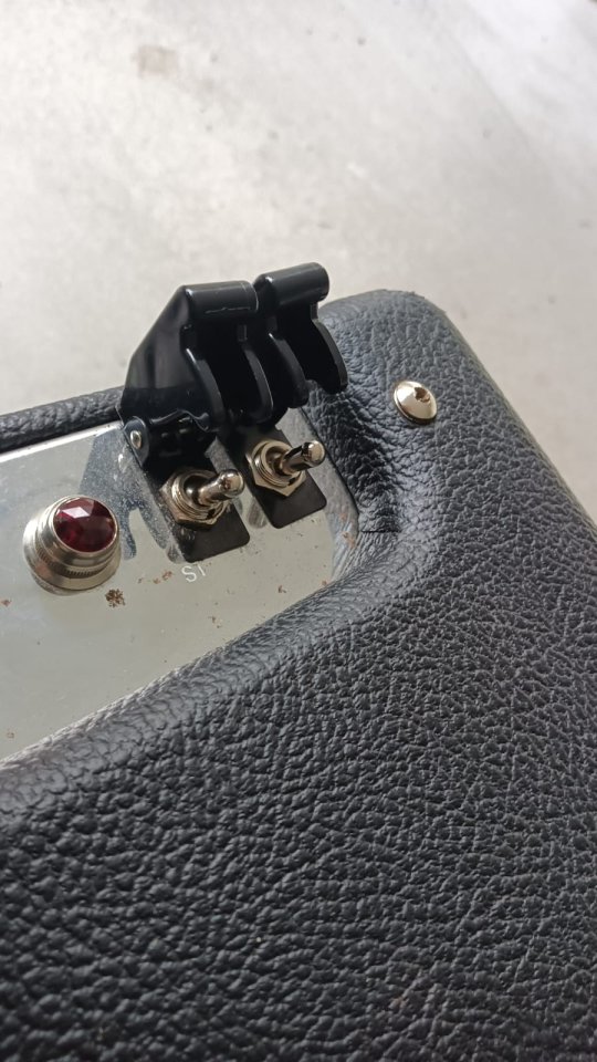 Fender hot rod deville 2X12 con V30