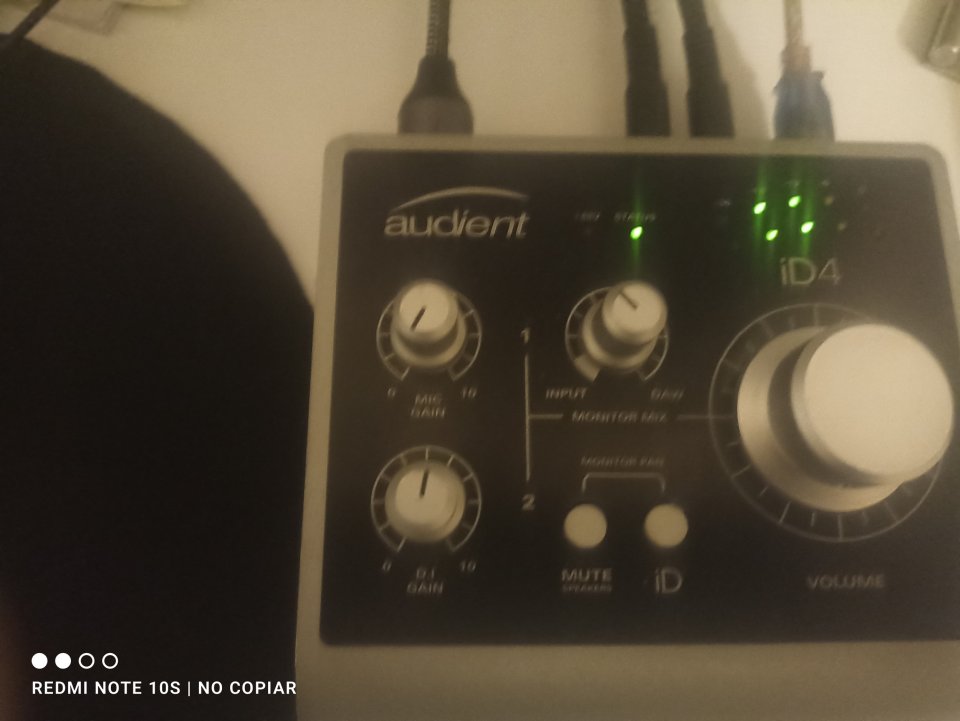 Audient iD4 - Interfaz USB de Audio Profesional (Cuerpo de Metal) de segunda mano · Foto 9 de 10 · Girona · 89 €