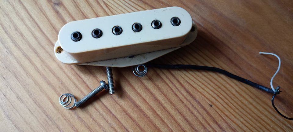 Pastilla single coil DiMarzio SDS-1 de los años 70 en color crema.