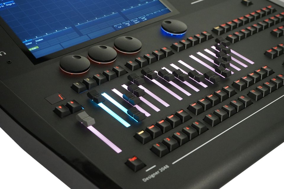Consola profesional de iluminación FOS Designer 2048 NUEVA + Flight Case de segunda mano · Foto 2 de 3 · Valencia · 1100 €