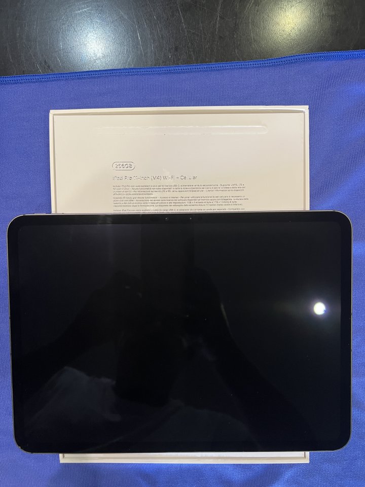 iPad Pro M4 + accesorios de segunda mano · Foto 1 de 10 · Cantabria · 1200 €