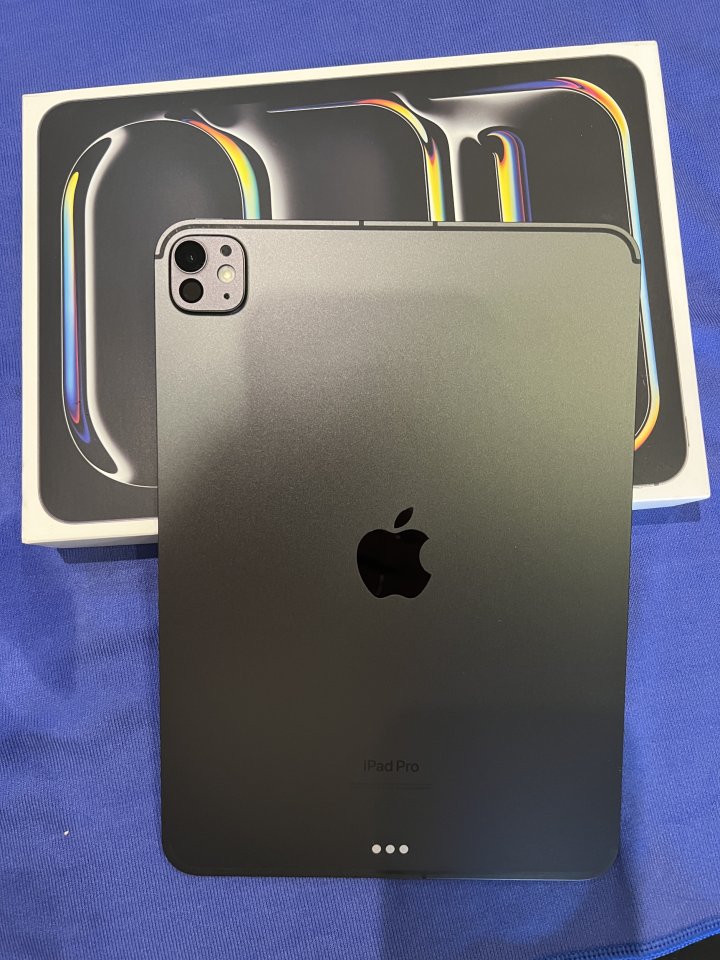 iPad Pro M4 + accesorios de segunda mano · Foto 2 de 10 · Cantabria · 1200 €