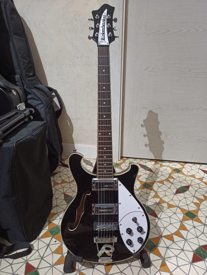 Harley Benton RB-600BK modificada (estilo Rickenbacker)