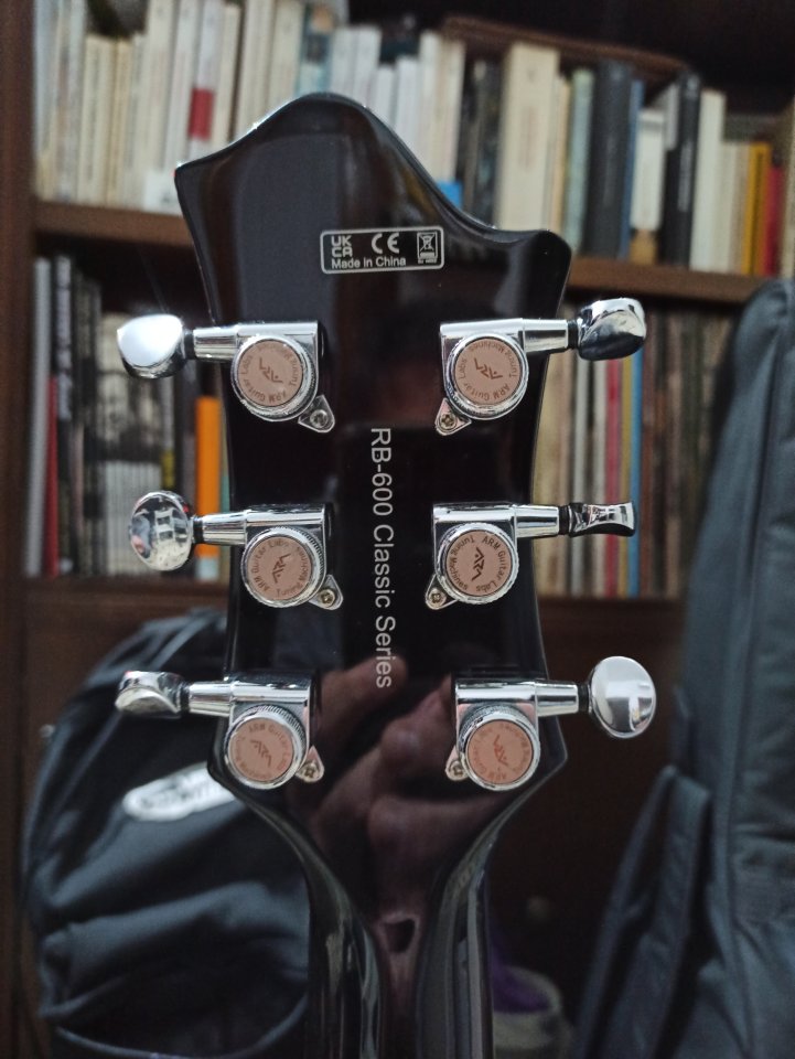 Harley Benton RB-600BK modificada (estilo Rickenbacker)