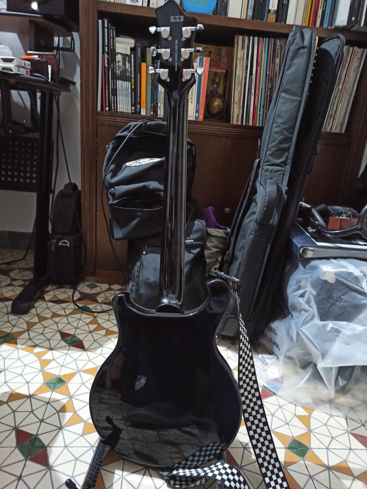 Harley Benton RB-600BK modificada (estilo Rickenbacker)