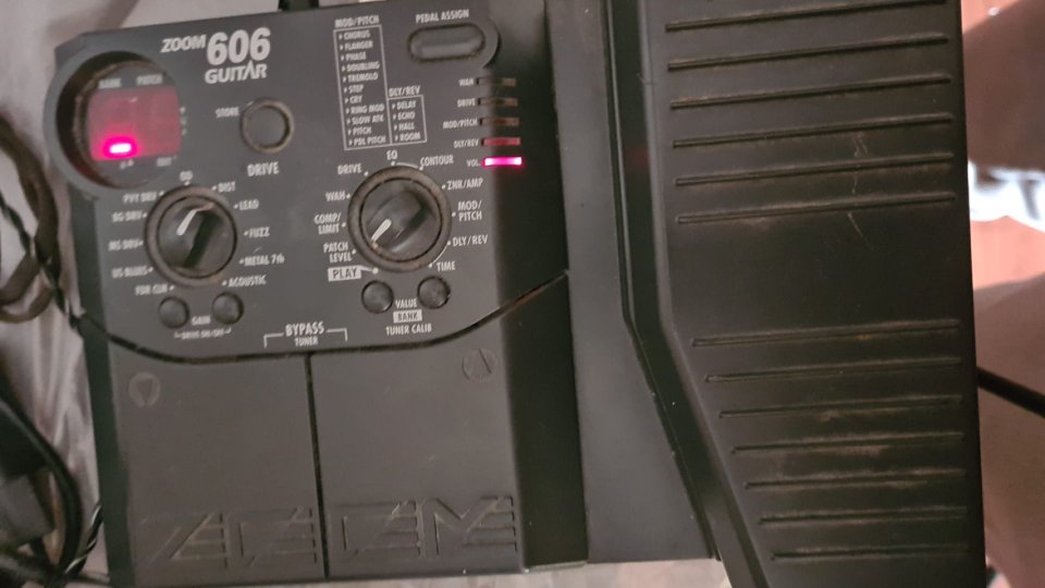 Multiefectos Guitarra Zoom 606. Reparar OUTPUT