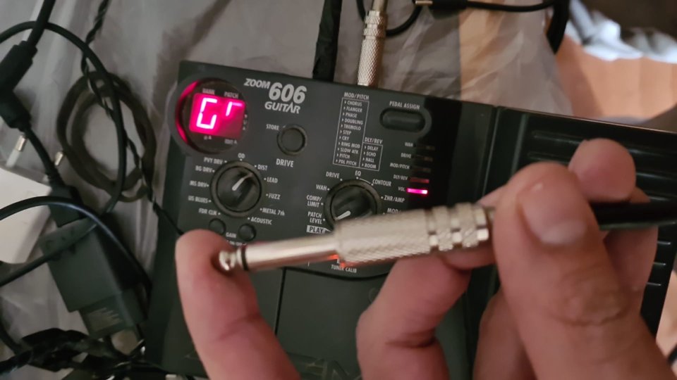 Multiefectos Guitarra Zoom 606. Reparar OUTPUT