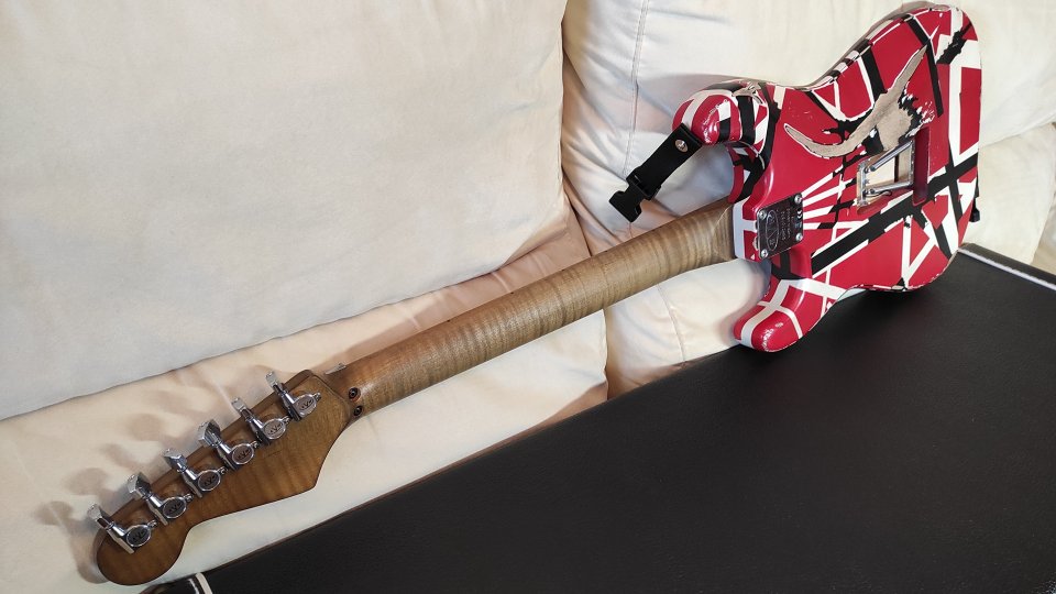 EVH Striped Series Frankenstein Frankie con mástil flameado y mejorada!