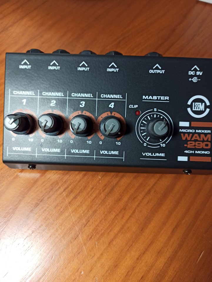 Mezclador de línea para conectar varias guitarras a un amplificador.