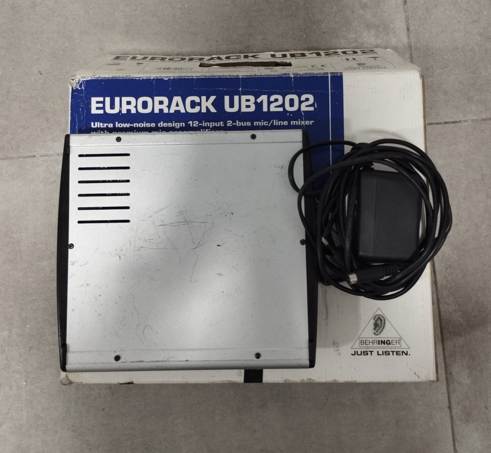 Mesa mezclas behringer ub1202 de segunda mano · Foto 2 de 2 · Málaga · 50 €