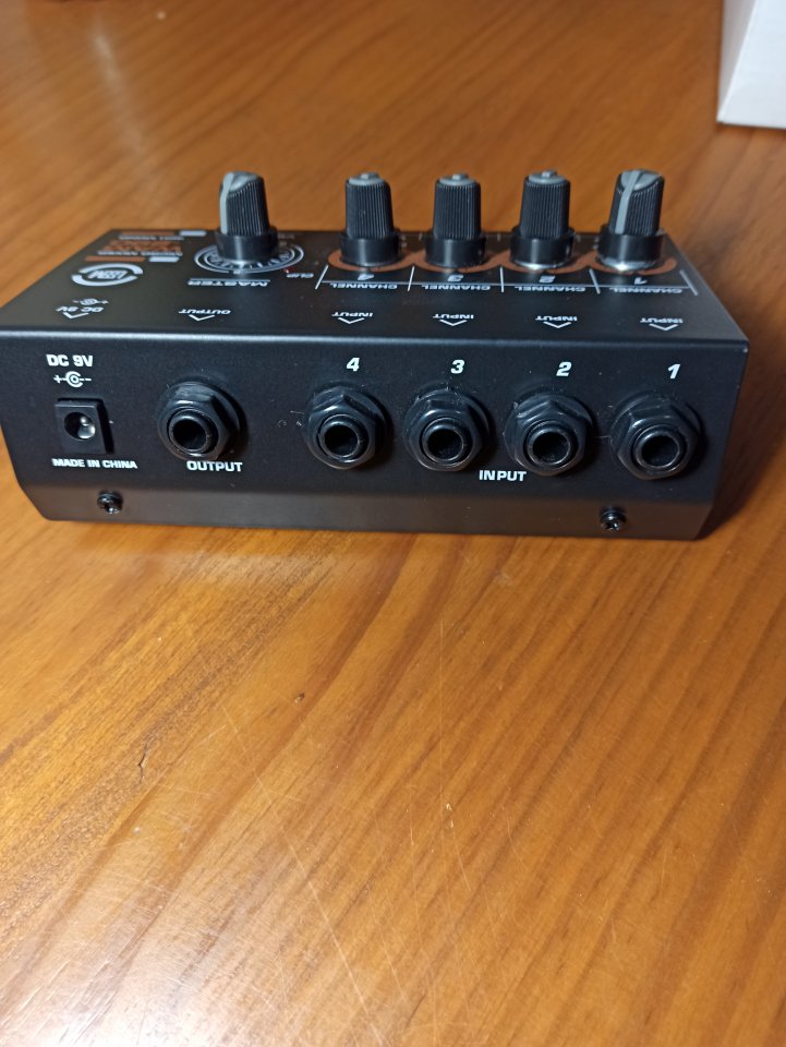 Mezclador de línea para conectar varias guitarras a un amplificador.