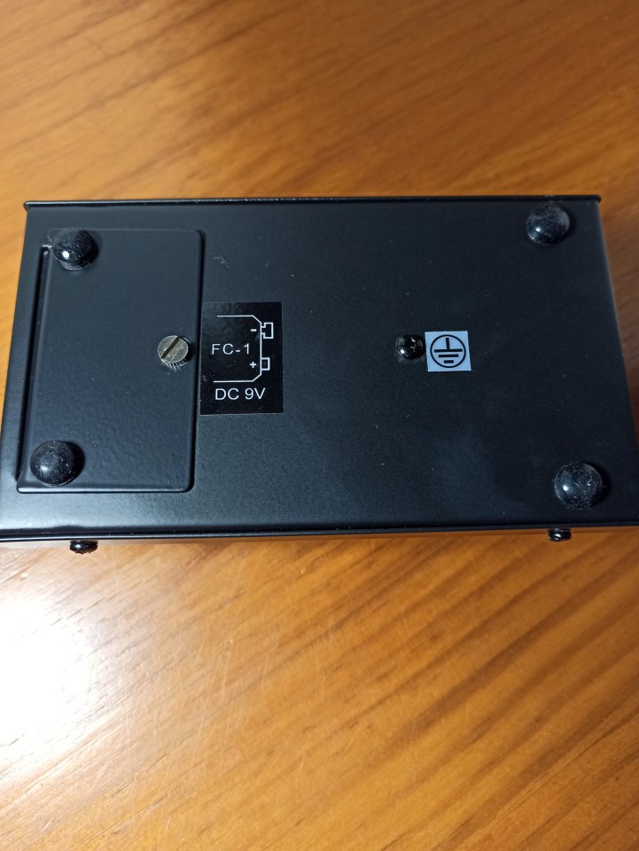 Mezclador de línea para conectar varias guitarras a un amplificador.