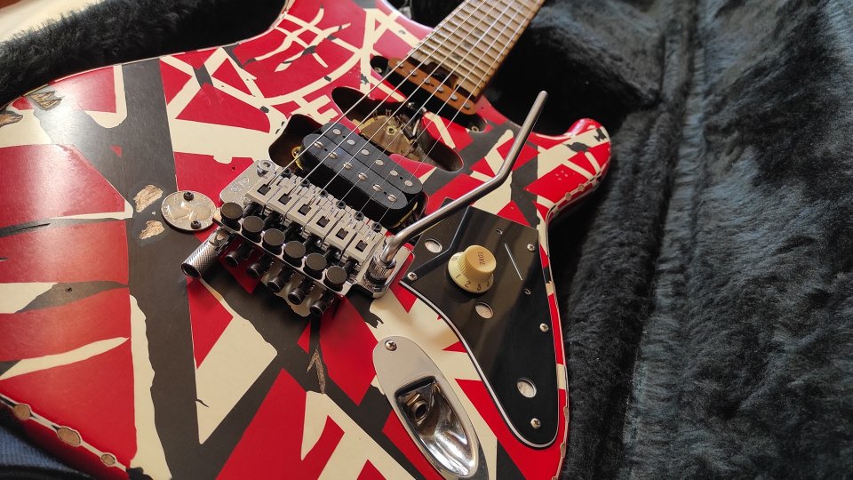 EVH Striped Series Frankenstein Frankie con mástil flameado y mejorada!