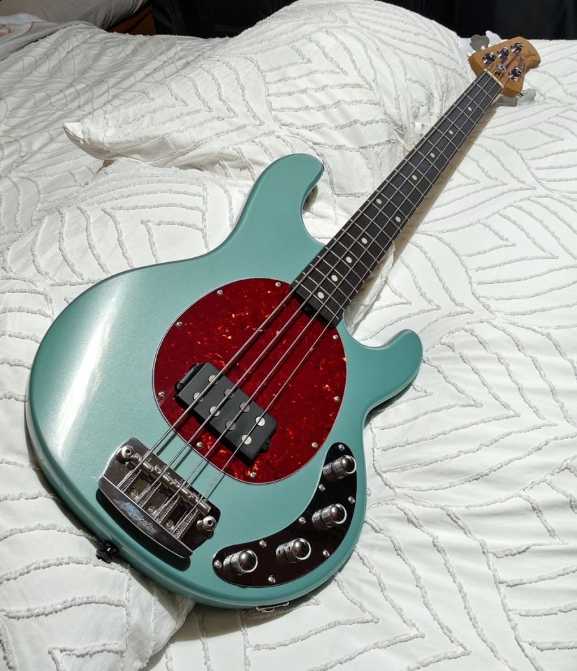 Musicman Sterling StingRay Ray34 Dorado Green (Sherwood Green) con extras de segunda mano · Foto 1 de 10 · Lugo · 849 €