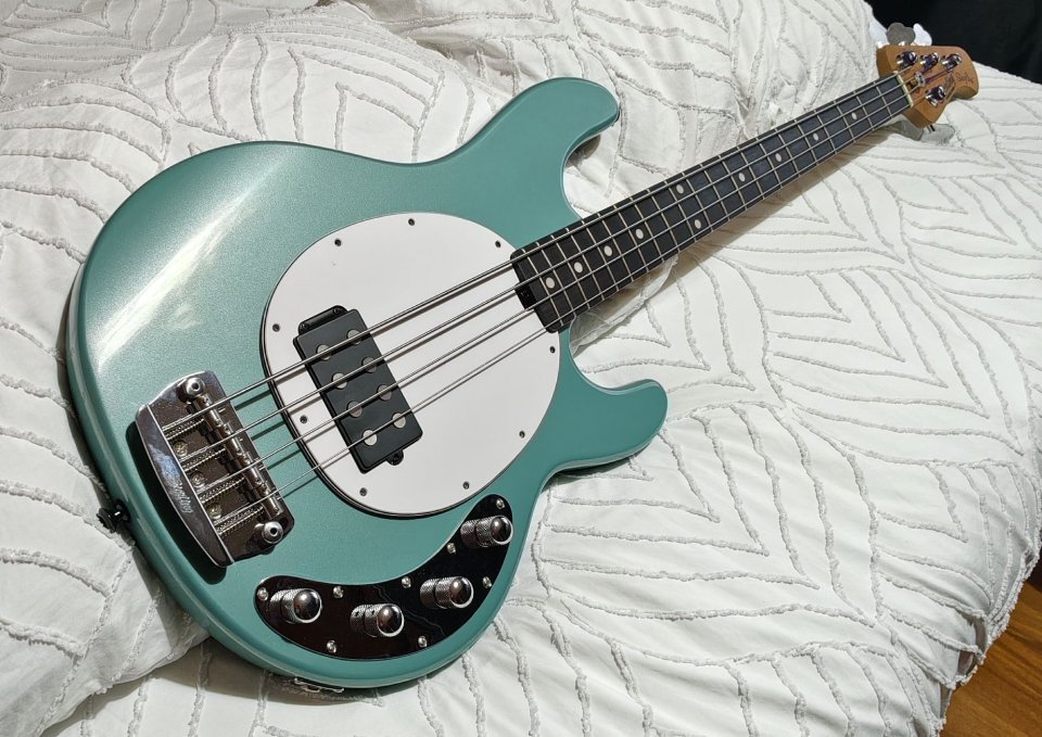 Musicman Sterling StingRay Ray34 Dorado Green (Sherwood Green) con extras de segunda mano · Foto 3 de 10 · Lugo · 849 €