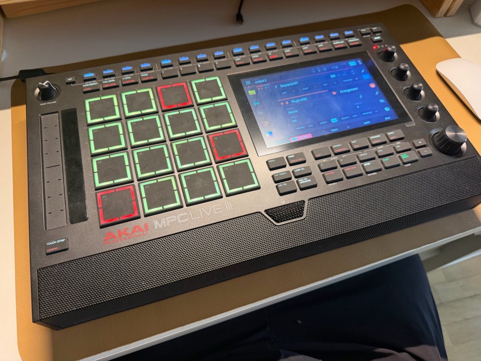Akai MPC Live 3 de segunda mano · Foto 3 de 3 · Madrid · 1300 €