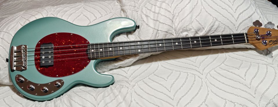 Musicman Sterling StingRay Ray34 Dorado Green (Sherwood Green) con extras de segunda mano · Foto 5 de 10 · Lugo · 849 €