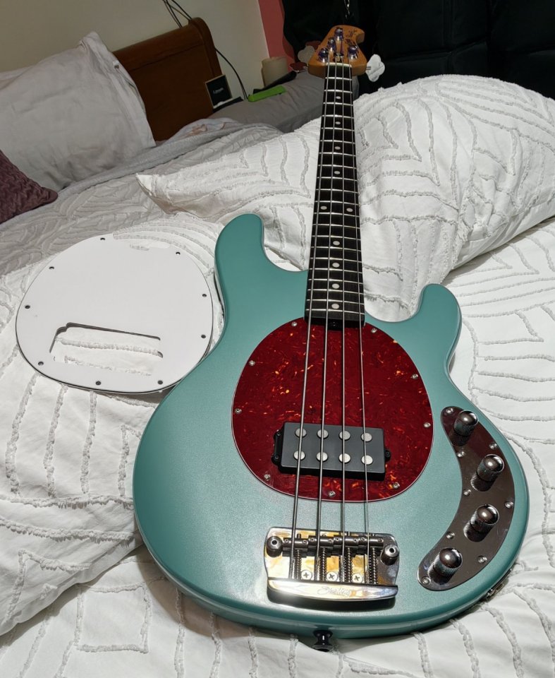 Musicman Sterling StingRay Ray34 Dorado Green (Sherwood Green) con extras de segunda mano · Foto 8 de 10 · Lugo · 849 €