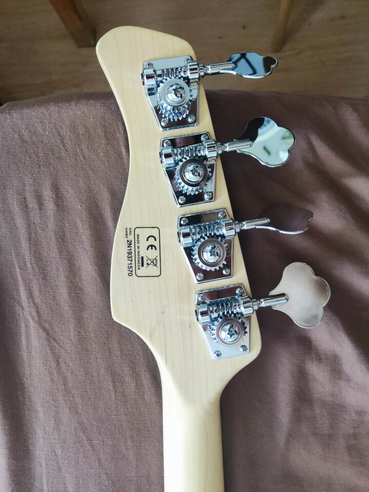 Sire Marcus Miller V, 2 generation, Swamp Ash, precioso color Lake Placid Blue