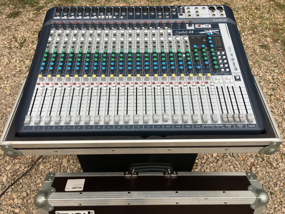 Soundcraft Signature 22