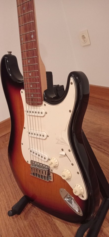 Guitarra eléctrica Squier Stratocaster Sunburst de segunda mano · Foto 1 de 7 · Cuenca · 140 €