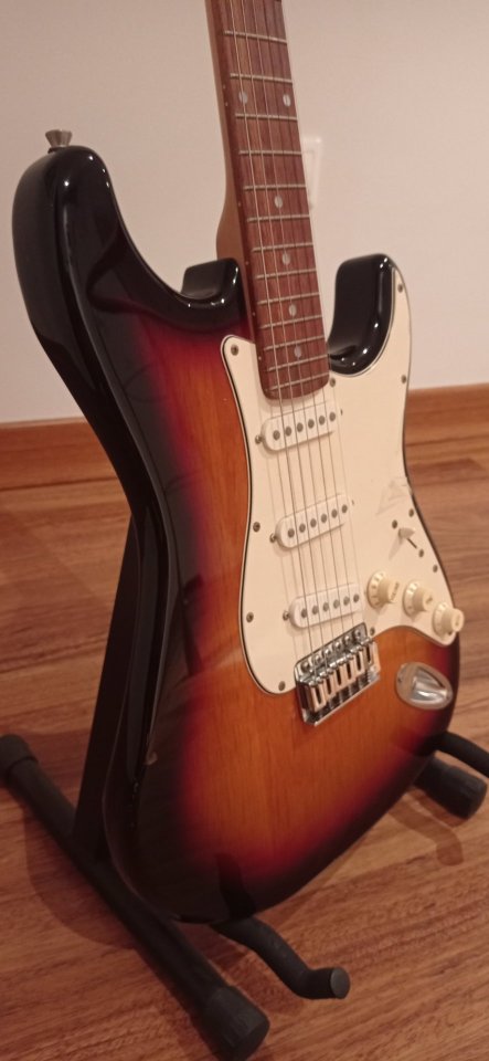 Guitarra eléctrica Squier Stratocaster Sunburst de segunda mano · Foto 2 de 7 · Cuenca · 140 €