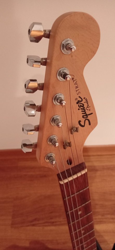 Guitarra eléctrica Squier Stratocaster Sunburst de segunda mano · Foto 3 de 7 · Cuenca · 140 €