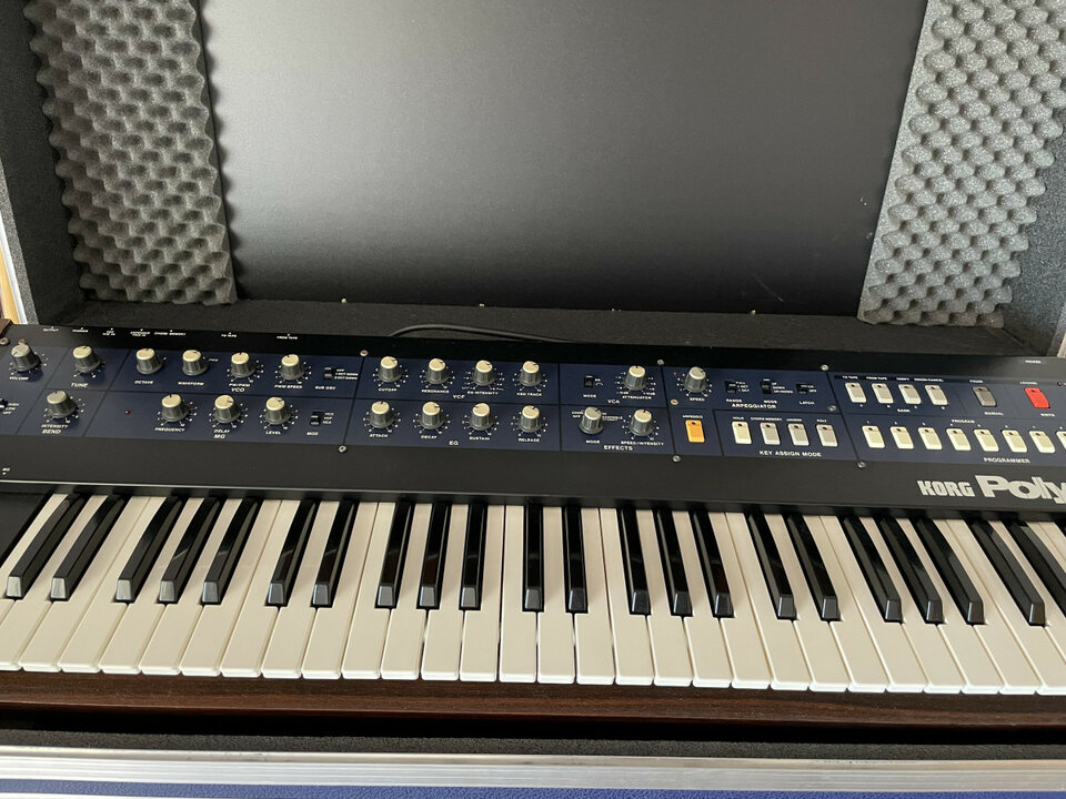 Korg Polysix con placa nueva y flightcase.