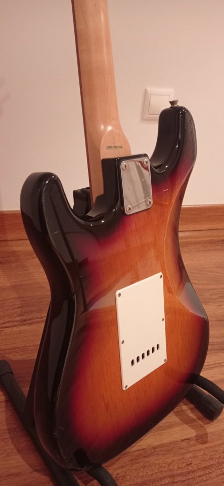 Guitarra eléctrica Squier Stratocaster Sunburst de segunda mano · Foto 4 de 7 · Cuenca · 140 €