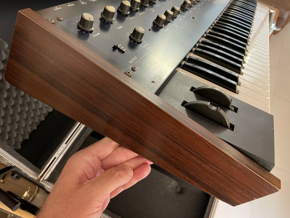 Korg Polysix con placa nueva y flightcase.