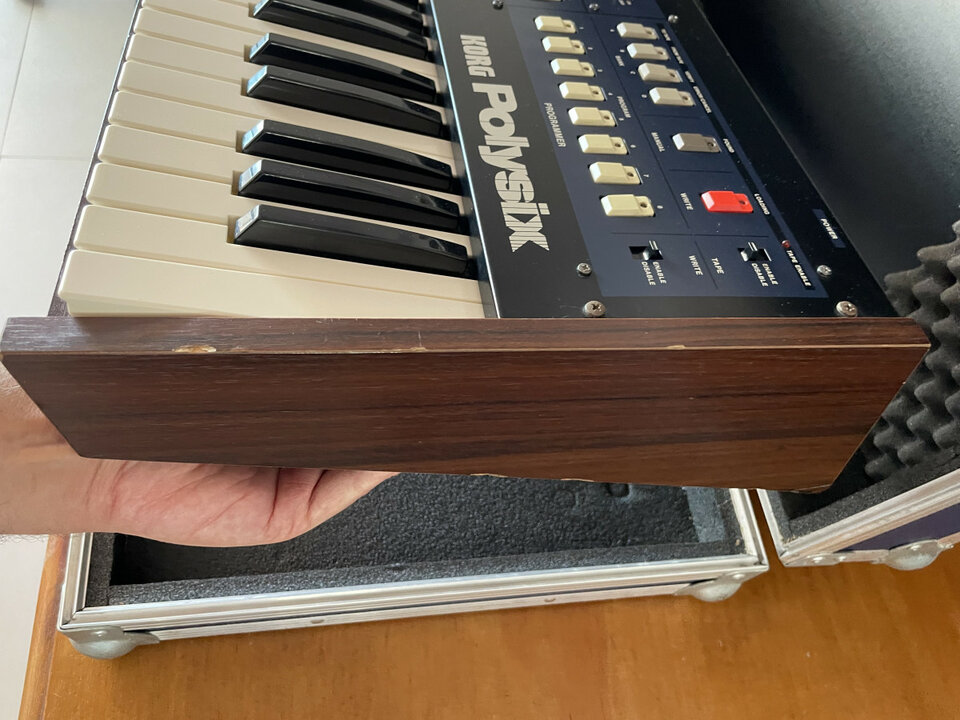Korg Polysix con placa nueva y flightcase.