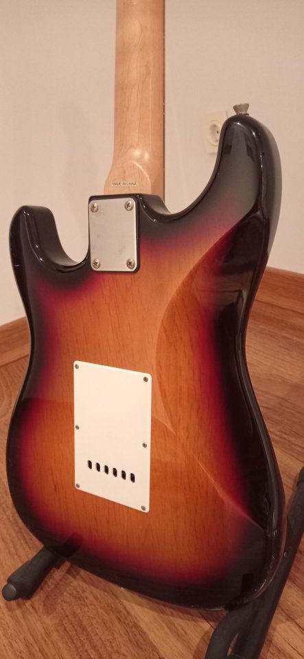 Guitarra eléctrica Squier Stratocaster Sunburst de segunda mano · Foto 6 de 7 · Cuenca · 140 €
