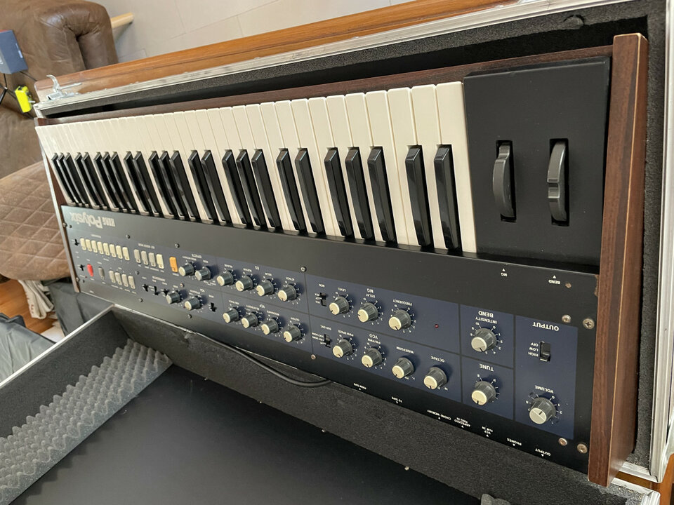 Korg Polysix con placa nueva y flightcase.