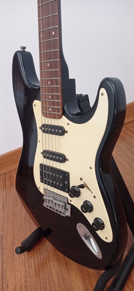 Guitarra eléctrica Luxe Stratocaster de segunda mano · Foto 1 de 9 · Cuenca · 120 €