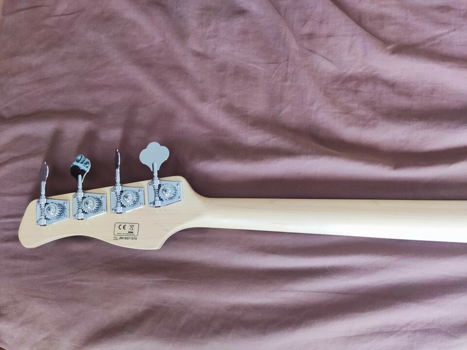 Sire Marcus Miller V, 2 generation, Swamp Ash, precioso color Lake Placid Blue