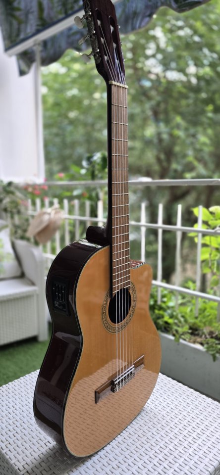 Guitarra Española Electrificada de segunda mano · Foto 1 de 8 · Madrid · 99 €