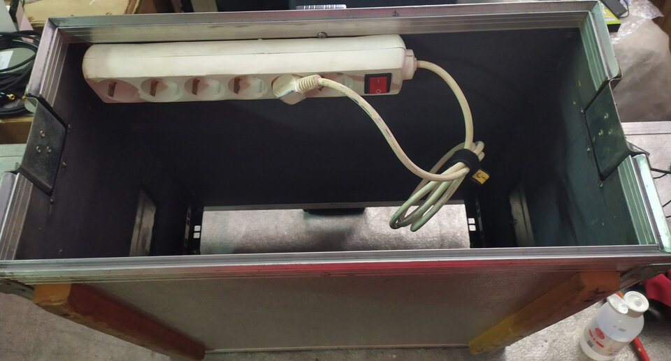 Rack 19" 5U 2 tapas y ruedas.MUY BUEN ESTADO