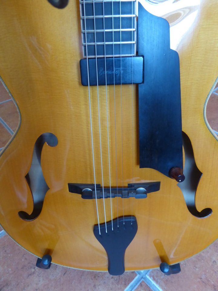 Guitarra jazz luthier frances Dominique Bouges de segunda mano · Foto 7 de 9 · Alicante · 3000 €