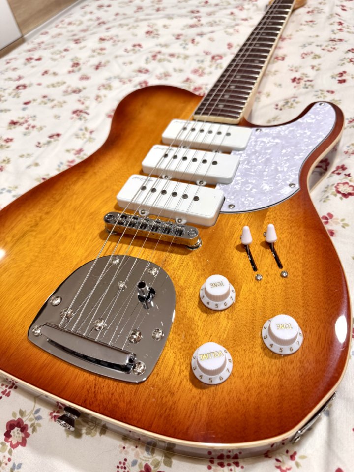 Vintage REVO Series Trio Electric Guitar ~ Honeyburst de segunda mano · Foto 2 de 9 · SC Tenerife · 390 €