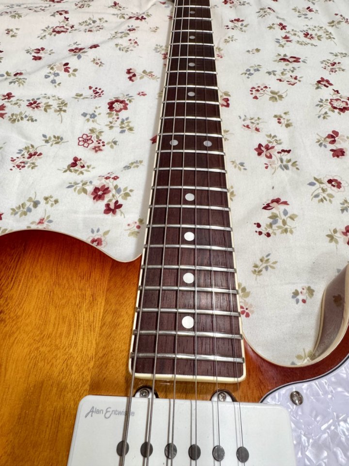 Vintage REVO Series Trio Electric Guitar ~ Honeyburst de segunda mano · Foto 3 de 9 · SC Tenerife · 390 €