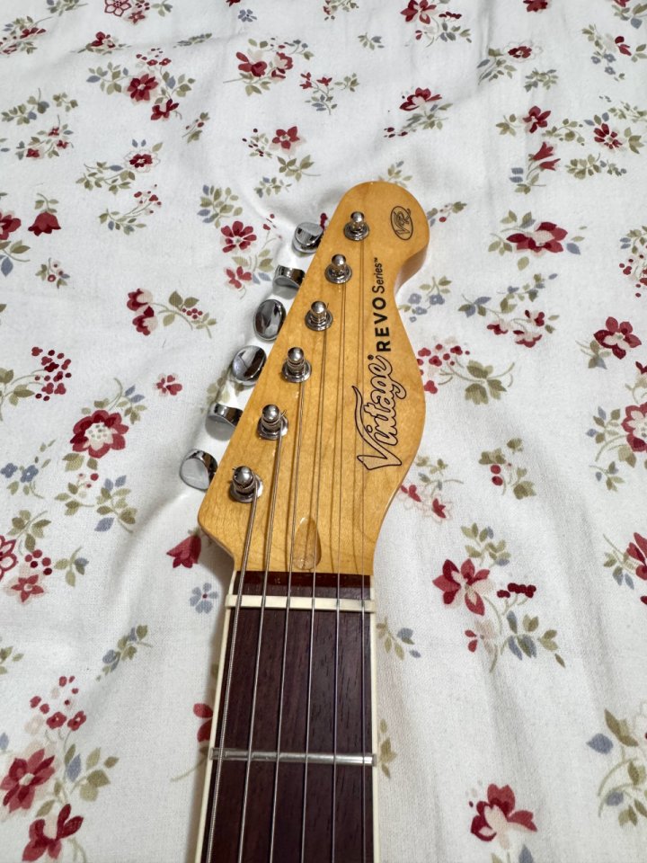 Vintage REVO Series Trio Electric Guitar ~ Honeyburst de segunda mano · Foto 4 de 9 · SC Tenerife · 390 €