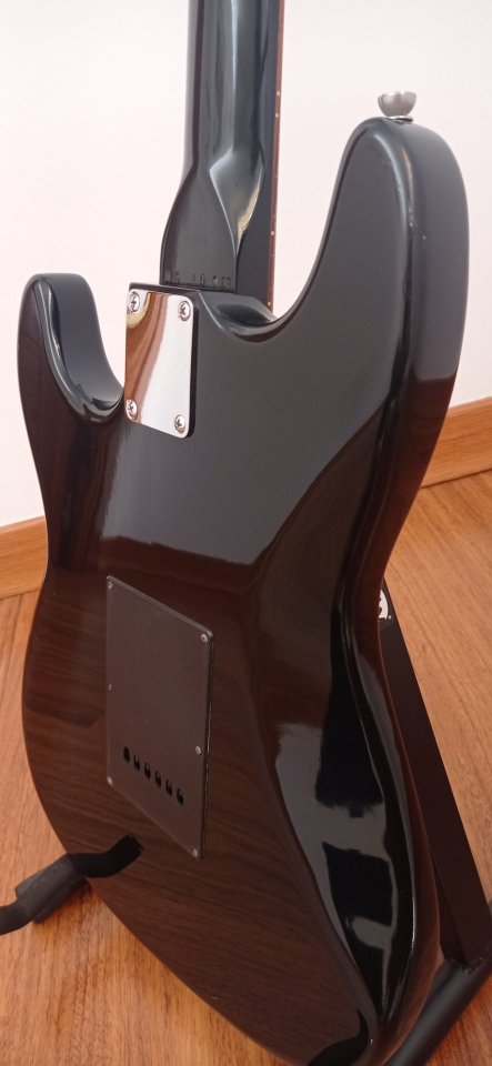Guitarra eléctrica Luxe Stratocaster de segunda mano · Foto 7 de 9 · Cuenca · 120 €