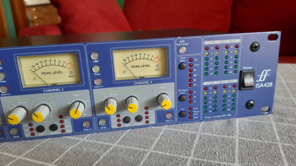 Focusrite ISA428, TLAudio 5021 y un par de micros