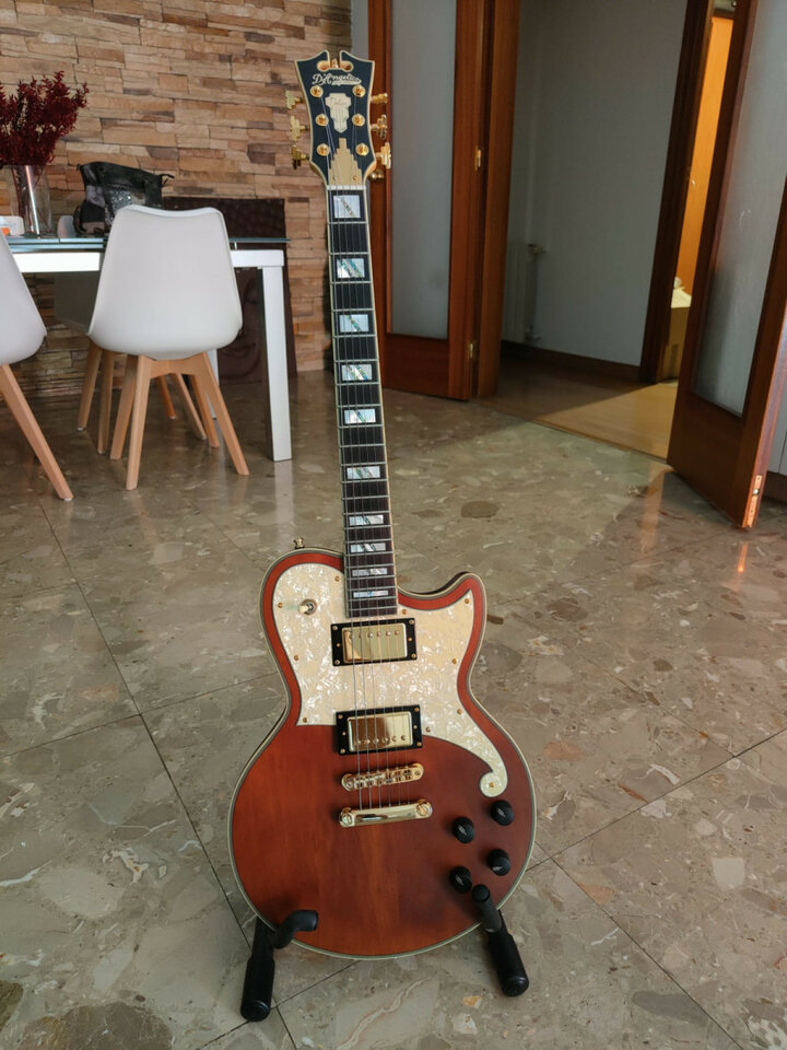 Guitarra eléctrica DAngelico Deluxe Atlantic LTD Walnut (edición limitada)