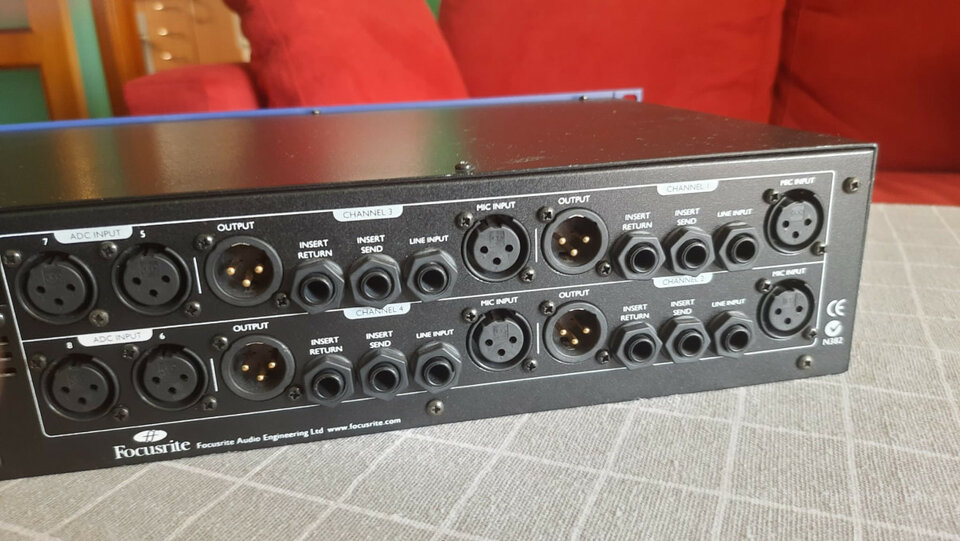 Focusrite ISA428, TLAudio 5021 y un par de micros