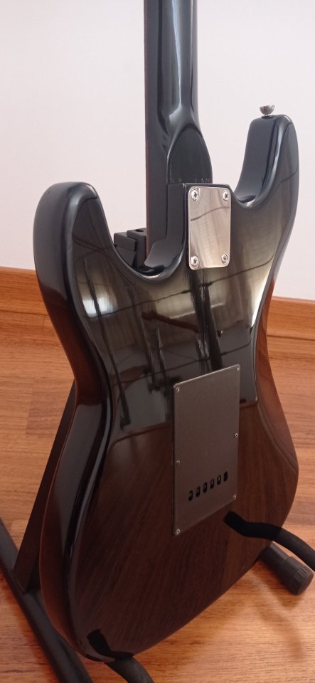 Guitarra eléctrica Luxe Stratocaster de segunda mano · Foto 9 de 9 · Cuenca · 120 €