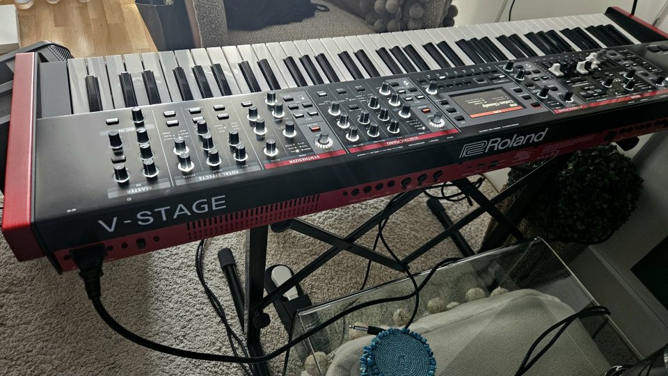 Roland V-STAGE 76 con funda NUEVO