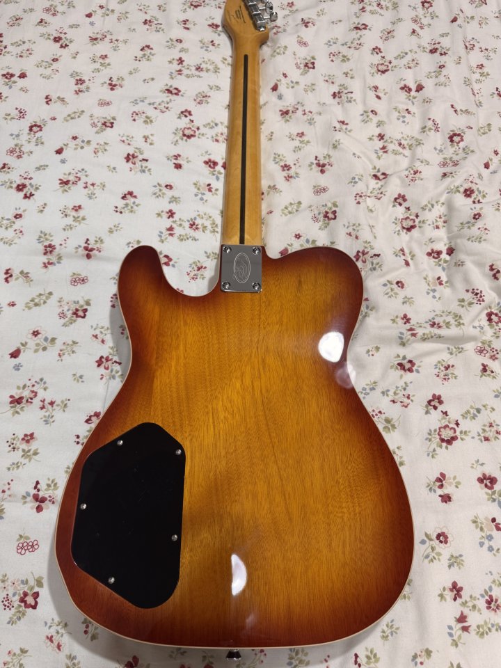 Vintage REVO Series Trio Electric Guitar ~ Honeyburst de segunda mano · Foto 8 de 9 · SC Tenerife · 390 €
