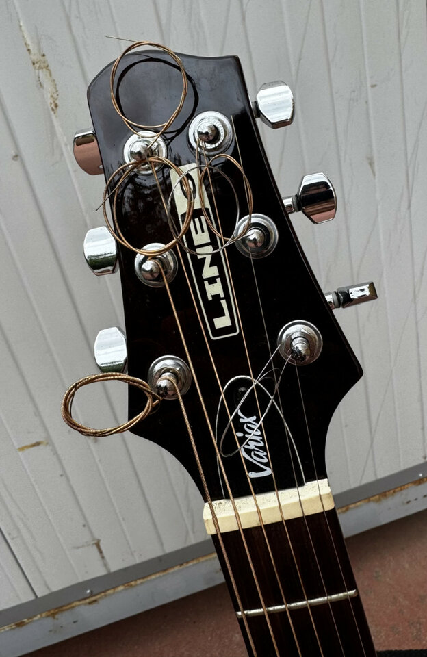 Guitarra Acústica Line6 de segunda mano · Foto 2 de 8 · Sevilla · 1000 €